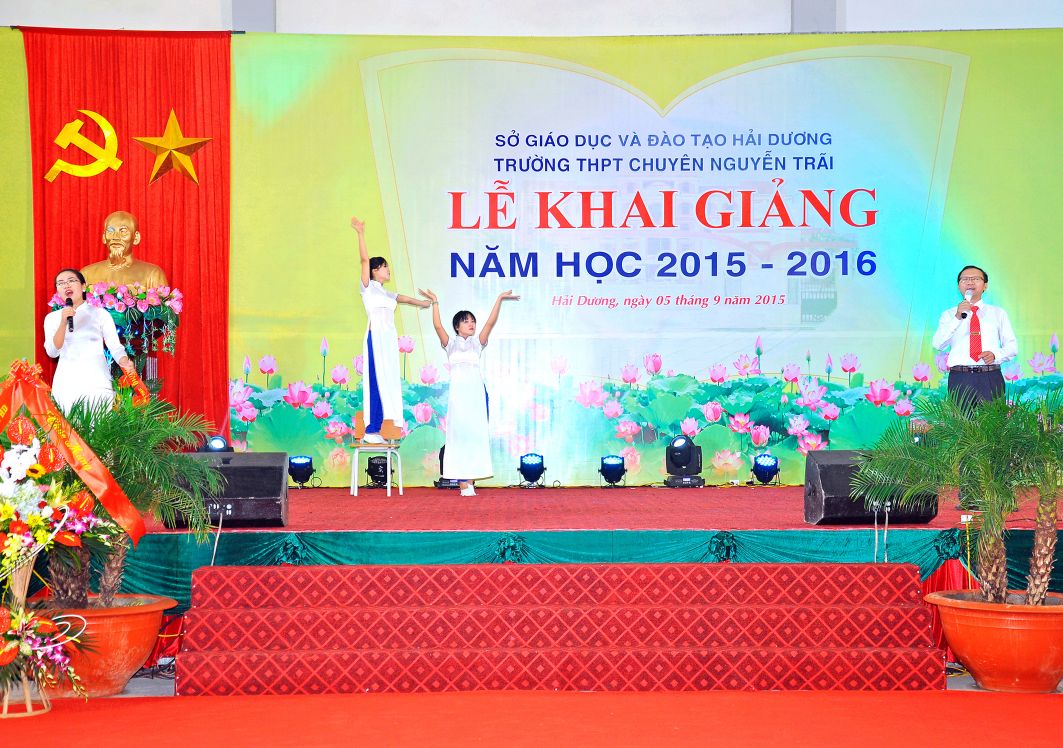 Người thầy - Biểu diễn: thầy giáo Nghiêm Vinh Quang và con gái Nghiêm Phương Anh - cựu học sinh chuyên Anh