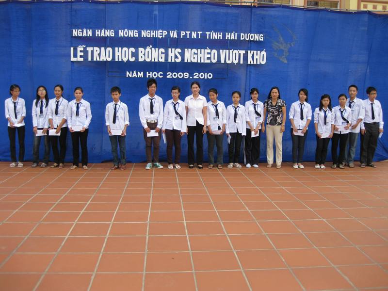Trường Nguyễn Trãi tổ chức phát học bổng tài trợ năm học 2009-2010